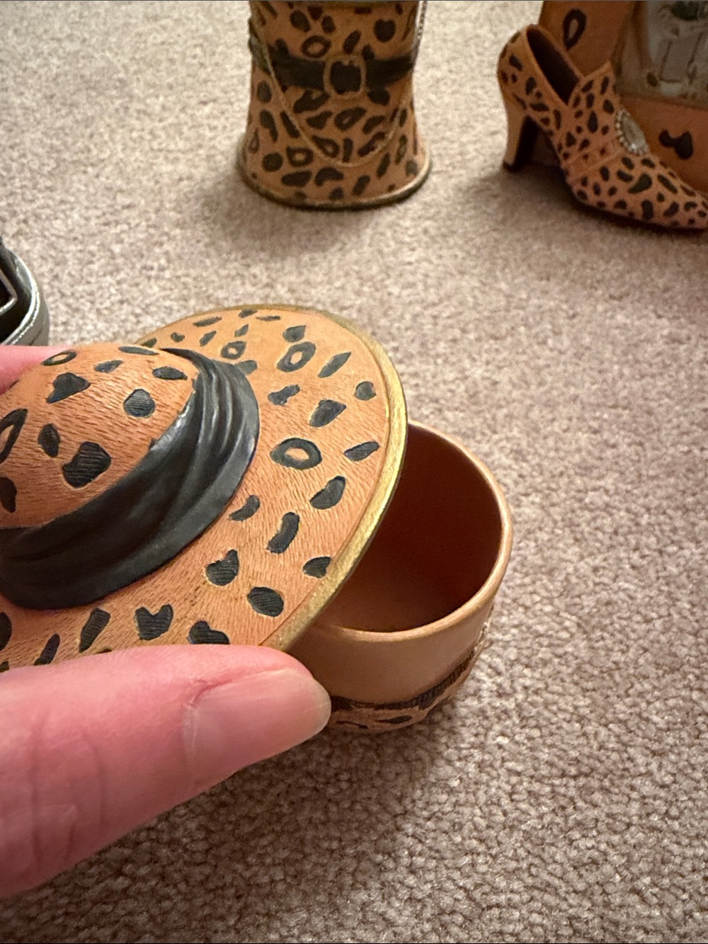 Mini  Leopard Print Accessory and Red Ser - Picture 3 of 7
